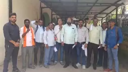 अकोला: प्रकल्पग्रस्त सुशिक्षित बेरोजगारांनी आज जिल्हाधिकारी कार्यालयासमोर विविध मागण्यांसाठी निदर्शने #jansamasya