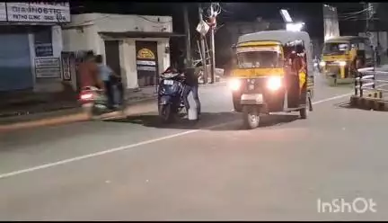 ସମ୍ବଲପୁର ମ୍ୟୁନିସିପାଲଟି: ମହାନଗର ନିଗମ ଅନ୍ତର୍ଗତ ସଦର ମେଡିକାଲ ସମୁଖ ରେ ଅଟୋ ଓ ସ୍କୁଟି ଦୁର୍ଘଟଣା