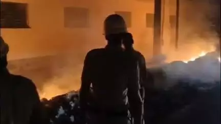 ব্যারাকপুর ২: পানিহাটী পৌরসভার ভ্যাটে আগুন,আগুন ছড়ালো পার্শ্ববর্তী ল্যামপোস্টে,পৌরসভার গাফিলতির অভিযোগে সোচ্চার এলাকাবাসী
