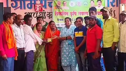 लांजी: कचनारी में कृषि संकल्प अभियान के दौरान आदिवासी मछुआ समिति के 23 मछुआरों को मिला केसीसी कार्ड