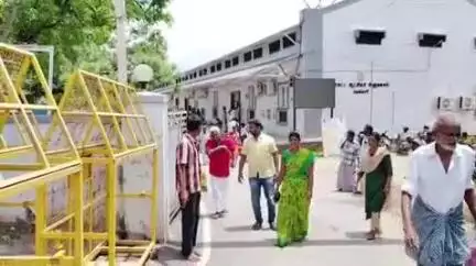 தென்காசி: ஊராட்சியில் கூட்டம் நடத்தாமல் நடந்ததாக தீர்மானம் - ஆட்சியரிடம் மனு அளித்த குருக்கள் பட்டி ஊராட்சி மன்ற உறுப்பினர்கள்