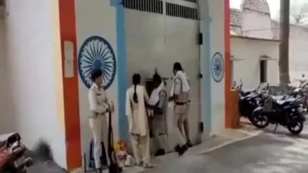 दमोह: जिला जेल में सायरन व घंटा बजाकर मॉकड्रिल का आयोजन किया गया, आपातकालीन स्थिति से निपटने पहुंची पुलिस