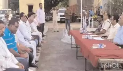 चांदवा: चंदवा थाना परिसर में बकरीद को लेकर शांति समिति की बैठक की गई, अंचलाधिकारी रहे मौजूद