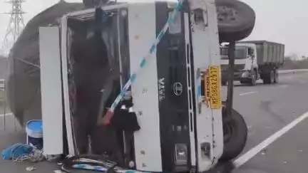 रहली: रहली सागर मार्ग पर गाय को बचाने के प्रयास में अनियंत्रित होकर पलटा मिनी ट्रक, हेल्पर को आई मामूली चोट