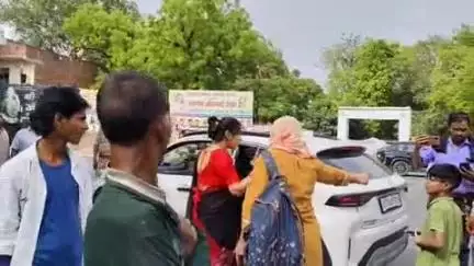 इटावा: एसएसपी चौराहे पर स्कूटी और कार की टक्कर के बाद बीच सड़क पर कार सवार और स्कूटी सवार महिलाओं में हुई झड़प