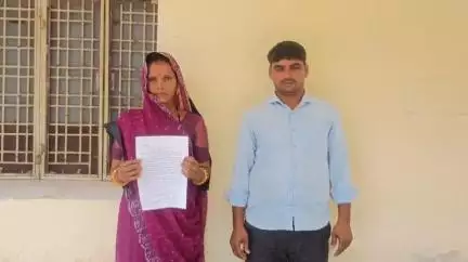 माधौगढ़: मदनेपुर गांव की महिला और पुरुष ने उपजिलाधिकारी को दिया शिकायती पत्र, कहा- वर्तमान प्रधान का बना है अंत्योदय कार्ड