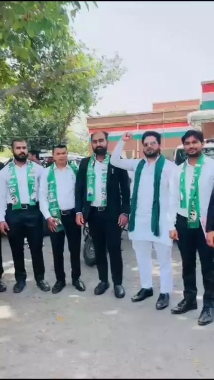 मेरठ: जिलाधिकारी कार्यालय में AIMIM के कार्यकर्ताओं ने किया प्रदर्शन, अपनी मांगों को लेकर सौंपा ज्ञापन