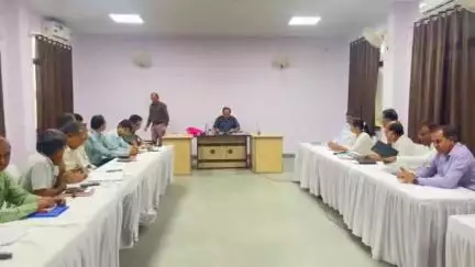 अकलेरा: जिला कलक्टर की अध्यक्षता में नगर परिषद् कार्यालय में आवश्यक सेवाओं की साप्ताहिक समीक्षा बैठक आयोजित की गई