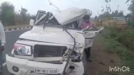 शाहपुर: कुंडी टोल प्लाजा के समीप खड़े ट्रक से टकराई बोलेरो, भाजपा नेता नीरज पांडे हुए घायल