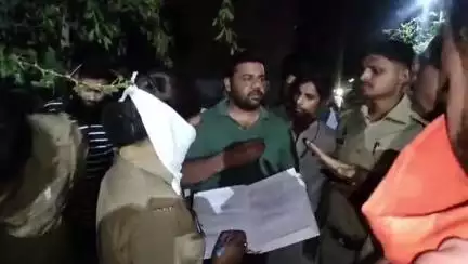 महोबा: मिल्कीपुरा में पुरानी रंजिश को लेकर बाइक सवार बदमाशों ने दोस्तों के साथ बैठे युवक पर की हवाई फायरिंग