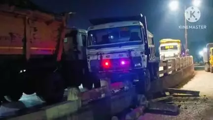 अकलतरा: अकलतरा के ओवरब्रिज की रेलिंग तोड़कर तेज रफ्तार हाइवा फंसा, बड़ी दुर्घटना टली
