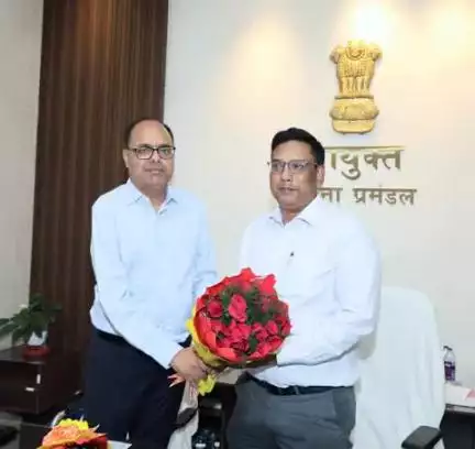 सरकार की अधिसूचना के आलोक में निवर्तमान आयुक्त, पटना प्रमंडल श्री मयंक वरवड़े से डॉ. चन्द्रशेखर सिंह ने आयुक्त, पटना प्रमंडल, पटना का पदभार ग्रहण किया।