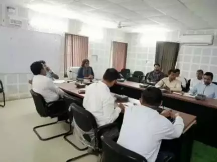 सिरोही: जिला कलेक्टर अल्पा चौधरी की अध्यक्षता में सोमवार को आत्मा सभागार में साप्ताहिक समीक्षा बैठक का आयोजन किया गया
