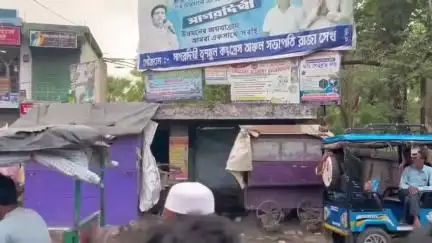 সাগরদিঘি: তৃণমূলের আমলের প্রতীক্ষালয় চুরি হয়, সাগরদিঘির প্রতীক্ষালয় এখন গুদামঘর সামনে গজিয়ে উঠেছে দোকান  বিস্ফোরক এসএফআই নেতা