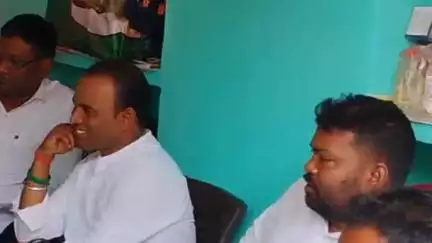 नावाडीह: मूंगो गांव में झामुमो प्रतिनिधिमंडल ने शोक संतप्त परिजनों से मिलकर कार्यकर्ता के निधन पर शोक जताया