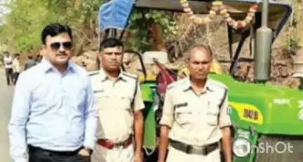 चितरंगी: चितरंगी तहसीलदार ने अवैध बोल्डर पत्थर ले जा रहे दो ट्रैक्टरों को ज़ब्त कर की कार्रवाई