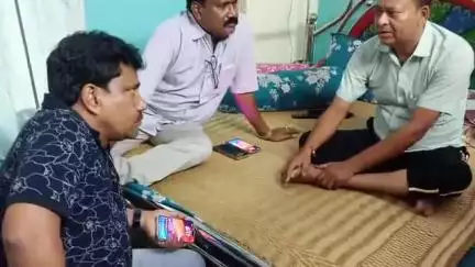 নন্দকুমার: নন্দকুমারের আলিয়া ক্লাবের সম্পাদকের বাড়িতে  উপস্থিত জেলা পরিষদের সভাধিপতি উত্তম বারিক