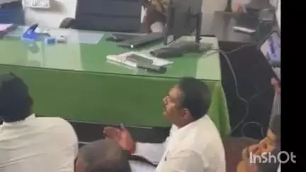 पनवेल: शिवशाही सेनेचं पालिका कार्यालयात आंदोलन 
कामोठे पालिका कार्यालयातील प्रभाग अधिकाऱ्यांच्या कार्यालयात ठिय्या आंदोलन