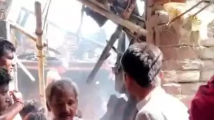 पताही: जिहुली वार्ड 5 में बिजली शॉर्ट सर्किट से आग लगने से ₹2 लाख नगदी सहित घर का सारा सामान जलकर राख हुआ