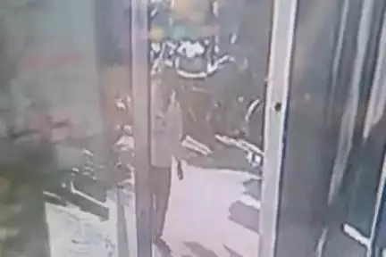 शुजालपुर: शुजालपुर में पुरानी पुलिस चौकी के पास खाद से भरा ट्रक दुकान में घुसा, कोई जनहानि नहीं