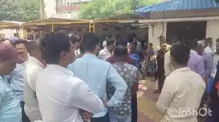 जळगाव: नागेश्वर कॉलनी येथे कुत्र्याच्या हल्ल्यात बालकाचा मृत्यू; मनपा प्रशासनाविरोधात गुन्हा दाखल करण्याची नागरिकांची मागणी