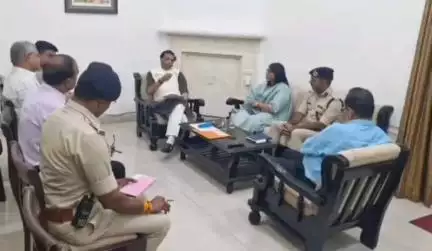 मुरार: वीआईपी सर्किट हाउस में पूर्व मंत्री जय भान सिंह पवैया ने अधिकारियों के साथ की बैठक