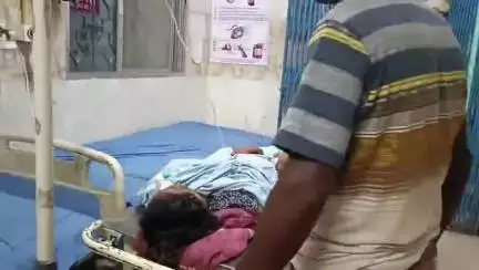 ক্যানিং ১: বাসন্তীর নার্সিং হোমে তরুণীকে ফেলে পালালো সঙ্গীরা, আশঙ্কাজনক অবস্থায় ক্যানিং মহকুমা হাসপাতালে ভর্তি করা হল তাকে