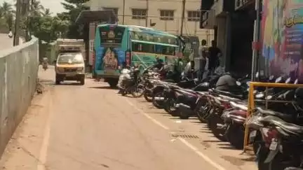 தண்டையார்பேட்டை: #local issue#தண்டையார்பேட்டை வைத்தியநாதன் மேம்பாலம் அருகே குடிபோதையில் வேலை ஆட்டோ மீது மோதிய டிரைவரால் பரபரப்பு.