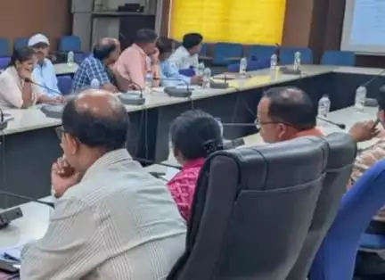 अलीराजपुर: कलेक्ट्रेट में आयोजित बैठक में ज़िला कलेक्टर ने नगर पालिका को खंडवा-बड़ौदा मार्ग का चौड़ीकरण कार्य करने के दिए निर्देश