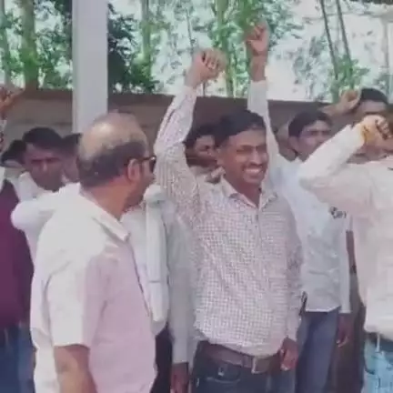 छतरपुर नगर: खरगोन में ग्राम रोजगार सहायकों का प्रदर्शन: वेतन, पीएफ और ट्रांसफर पॉलिसी की मांग