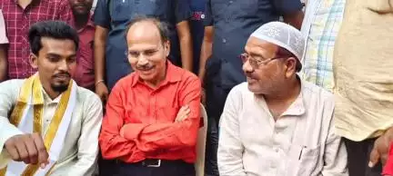রানিনগর ১: পশ্চিমবঙ্গ ফাজিল বোর্ডের পরীক্ষায় প্রথম স্থান অধিকারিকে সম্বর্ধনা জানাতে উপস্থিত অধীর রঞ্জন চৌধুরী ধনাইপুর গ্রামে