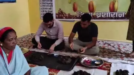 मंडला: ग्राम मानादेई में कलेक्टर सोमेश मिश्रा और CEO श्रेयांश कुमट ने महिलाओं संग बीजांकुर के तहत सीड बॉल तैयार किए