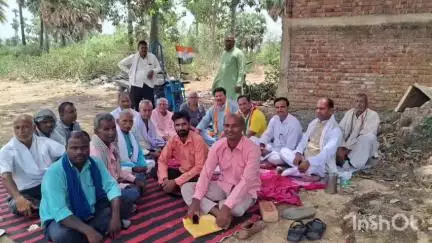 सतगावां: नासरगांज कार्यालय के पास कांग्रेस नेताओं ने संविधान बचाओ रैली को सफल बनाने को लेकर बैठक की