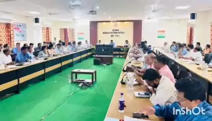 आरोन: कलेक्टर ने कलेक्ट्रेट कार्यालय में समीक्षा बैठक ली, अधिकारियों को दिए आवश्यक निर्देश