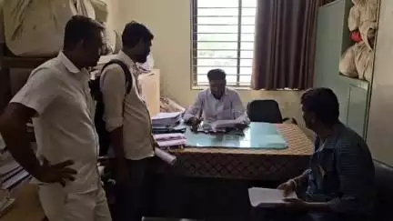 શહેરા: તાલુકા પંચાયત અને મામલતદાર કચેરીમાં ગ્રામ પંચાયતની ચુંટણીમાં ઉમેદવારી કરવા માંગતા લોકો ઉમેદવારી પત્રો લેવા માટે પહોંચ્યા