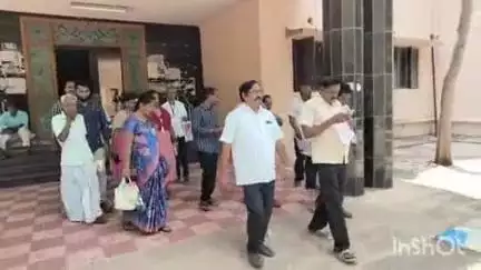 அரியலூர்: மாவட்ட ஆட்சியரகத்தில் பல்வேறு கோரிக்கைகள் குறித்து மனு அளித்த பொதுமக்கள்