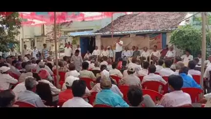 શહેરા: શહેરા તાલુકાના નાંદરવા ગામે સરપંચની ચુંટણી સંદર્ભે કાર્યક્રમ યોજાયો હતો,જેમાં ગામના આગેવાનો અને ગ્રામજનો હાજર રહ્યા હતા