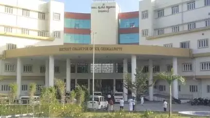 செங்கல்பட்டு: பத்தாம் வகுப்பில் முதலிடம் பிடித்த மாணவனுக்கு உதவித்தொகையினை ஆட்சியர் அலுவலகத்தில் வழங்கிய கலெக்டர்