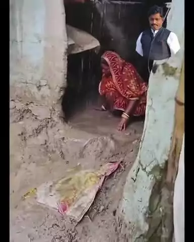 राम मंदिर की छत से पानी की कुछ बूंदे टपकी थीं तब मीडिया ने हंगामा काट दिया था, लाखों घर पानी में डूबा पर कोई नहीं बोलता.