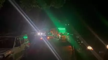 जशपुर: नेशनल हाईवे 43 पर पलटा ट्रक बना मुसीबत, झारखंड-छत्तीसगढ़ बॉर्डर पर घंटों तक लगा रहा जाम