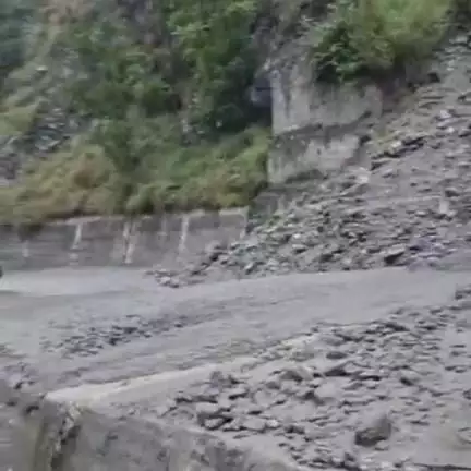 टापरी: किन्नौर के पागल नाले में आई मलवे की बाढ़, NH-5 हुआ अवरुद्ध, जान-माल का नहीं हुआ कोई नुकसान