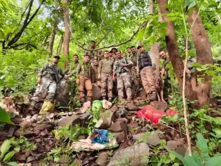#saraikelapolice एवं CRPF के संयुक्त अभियान में
29 केन IED, 5 KG व्हाइट पाउडर (Explosive) एवं अन्य सामान बरामद