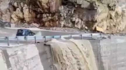 हंगरंग: किन्नौर के मलिंग नाला में बाढ़ जैसी स्थिति, सड़क पर जलस्तर बढ़ने से वाहनों की आवाजाही को बना खतरा