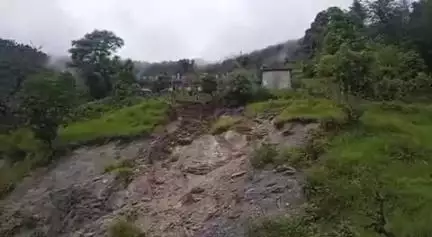 पोखरी: थाला बैंड में भारी बारिश से भू धंसाव, तीन आवासीय मकानों को बना खतरा