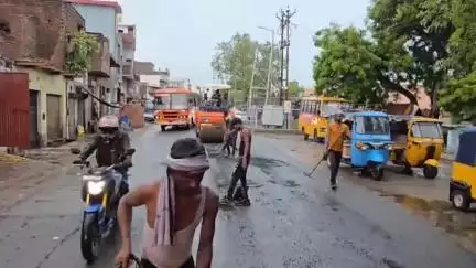मथुरा: बारिश में पीडब्ल्यूडी विभाग द्वारा मथुरा शहर में बनाई जा रही सड़क की गुणवत्ता को लेकर वीडियो हुआ वायरल