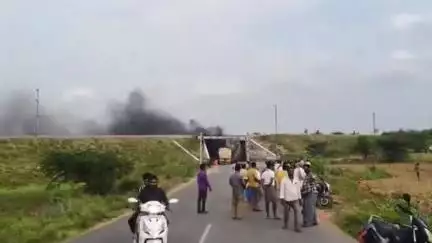పత్తికొండ: పత్తికొండ మండలం తుగ్గలి రహదారిలో లారీ టైరు పేలి మంటలు వ్యాపించాయి క్షేమంగా ఉన్న లారీ డ్రైవర్ క్లీనర్