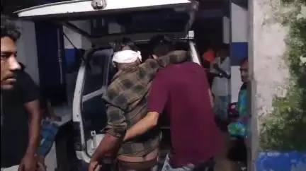 হরিহরপাড়া: হরিহরপাড়া হাসপাতাল মোড় এলাকায় ভয়াবহ দুটি মোটর বাইকের মুখোমুখি সংঘর্ষে আহত হল তিনজন