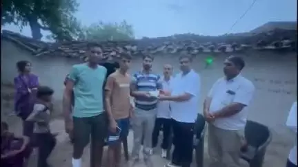 हमीरपुर: सुमेरपुर क्षेत्र में बंद यमुना पुल से शव ले जाने का संज्ञान लेकर ब्लॉक प्रमुख ने पीड़ित परिवार को आर्थिक मदद दी