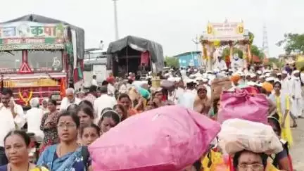 परांडा: एकनाथ महाराज यांच्या पालखीचे परांडा शहराकडून पंढरपूरकडे प्रस्थान, हजारो वारकऱ्यांनी घेतला दिंडीमध्ये सहभाग