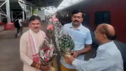 खंडवा नगर: खंडवा जिले के प्रभारी मंत्री धर्मेंद्र सिंह लोधी खंडवा पहुंचे, कार्यकर्ताओं ने किया स्वागत